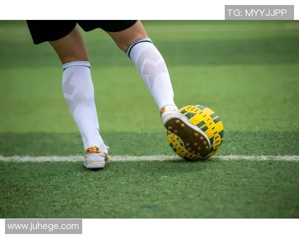 短裤男足球星风采展现:他们如何用激情与技巧征服赛场 短裤男足球星风采展现:他们如何用激情与技巧征服赛场