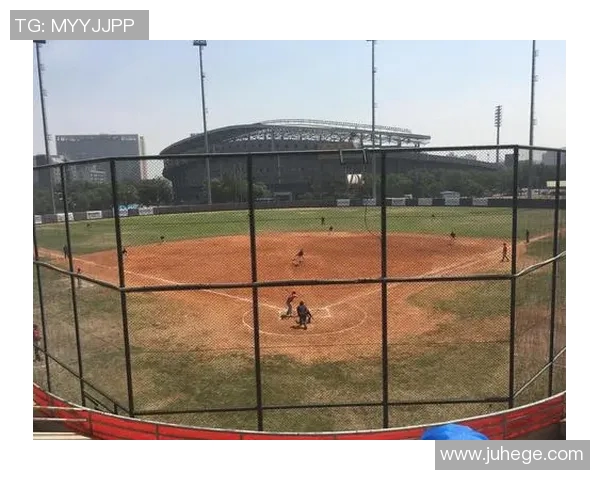 聚焦足球解说员与球星互动的精彩瞬间与独特视角分析